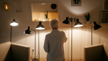 Optimiser l'éclairage de son intérieur pour prévenir les chutes après 65 ans